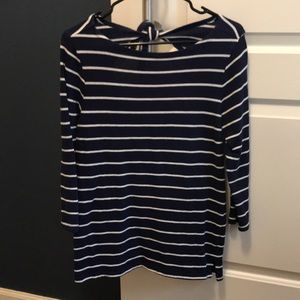 Old Navy tied back 3/4 sleeve shirt. Navy & white
